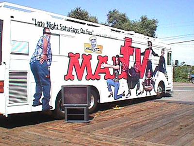 MAD-TV Bus, Side