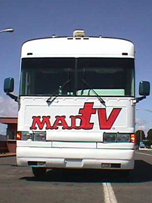 MAD-TV Bus, Front